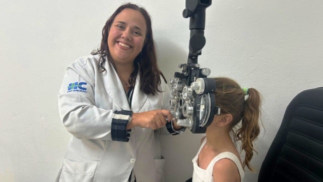 Oftalmologista e criança