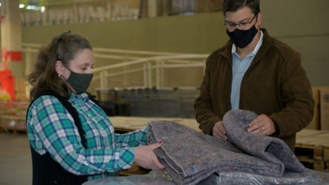 Representantes da ACOMAC doam cobertores para o Funss de Jundiaí