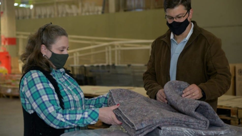 Representantes da ACOMAC doam cobertores para o Funss de Jundiaí