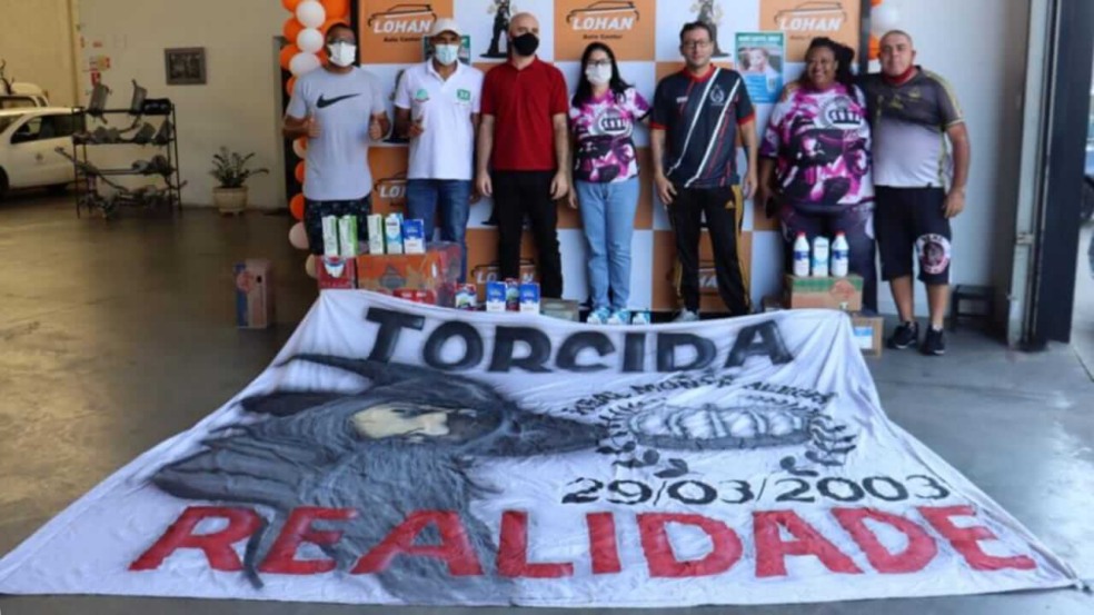 Time de Campo Limpo Paulista com faixa de torcida