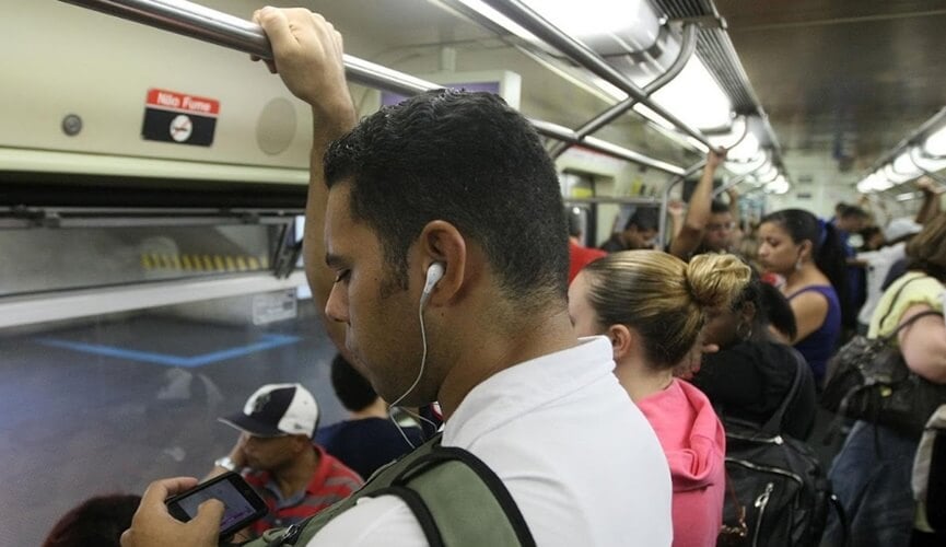 Campanha pede que passageiros usem fones de ouvido no transporte público