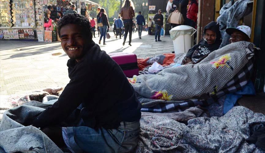 Campanha solidária transforma meias usadas em cobertores