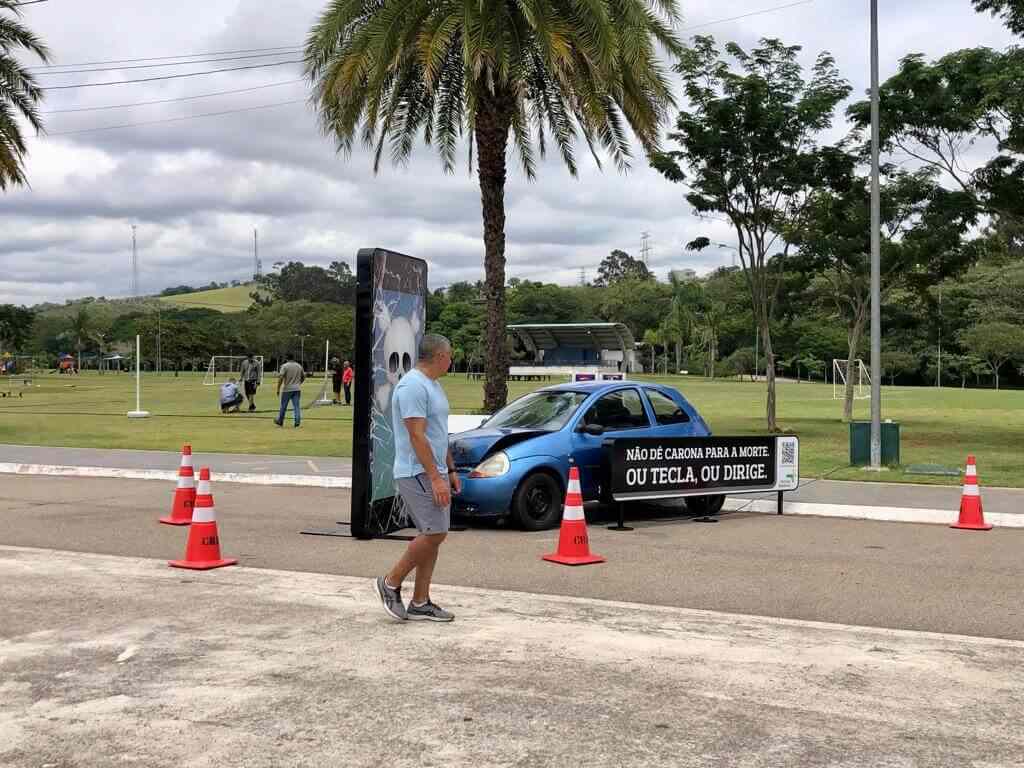 Celular com dois 2 metros de altura é exposto em pontos de grande circulação do Corredor Dom Pedro