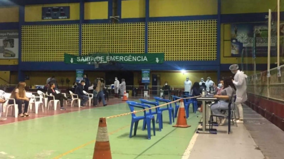 Vacinação em ginásio de Campo Limpo Paulista