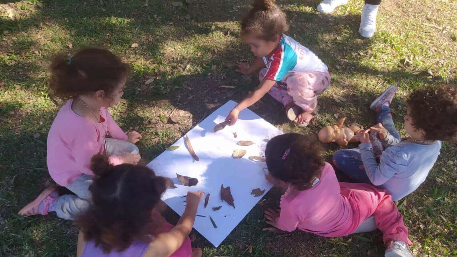 Crianças brincando em creche