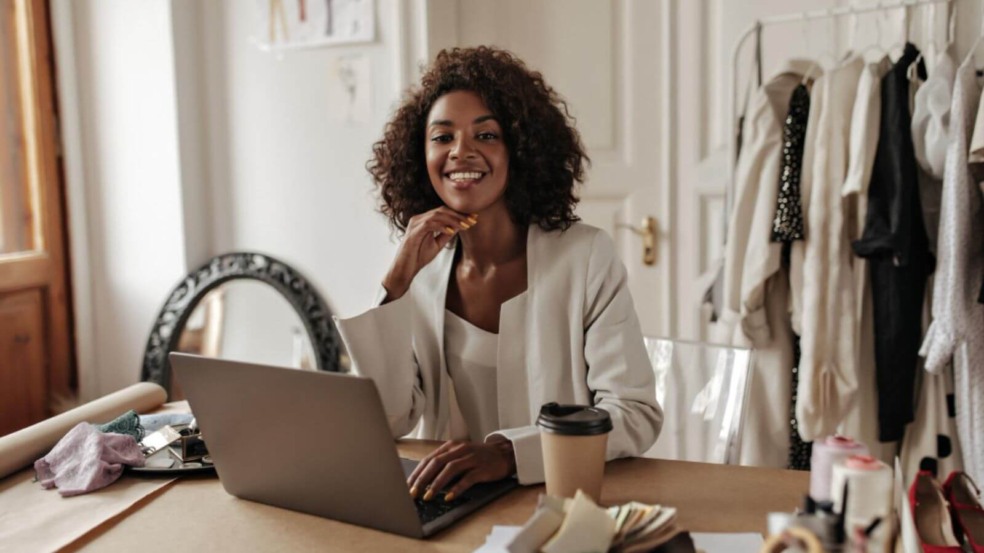 Mulher em frente ao computador