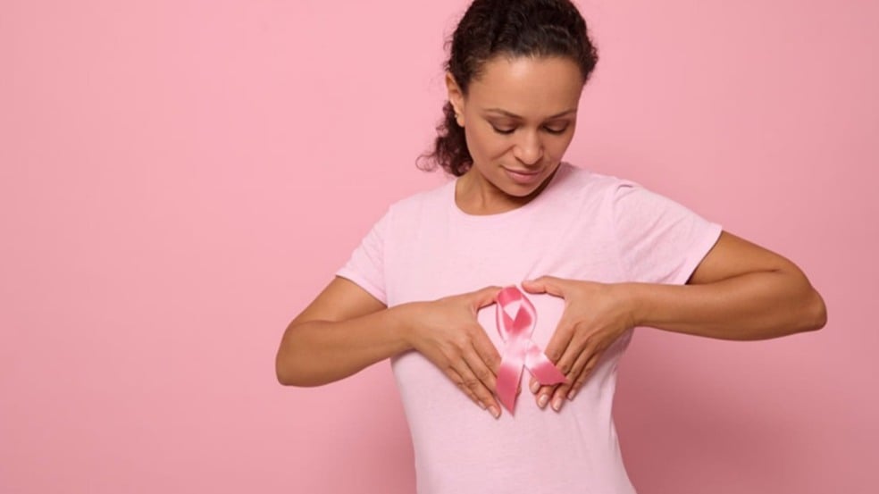 Mulher com roupa de campanha de Outubro Rosa