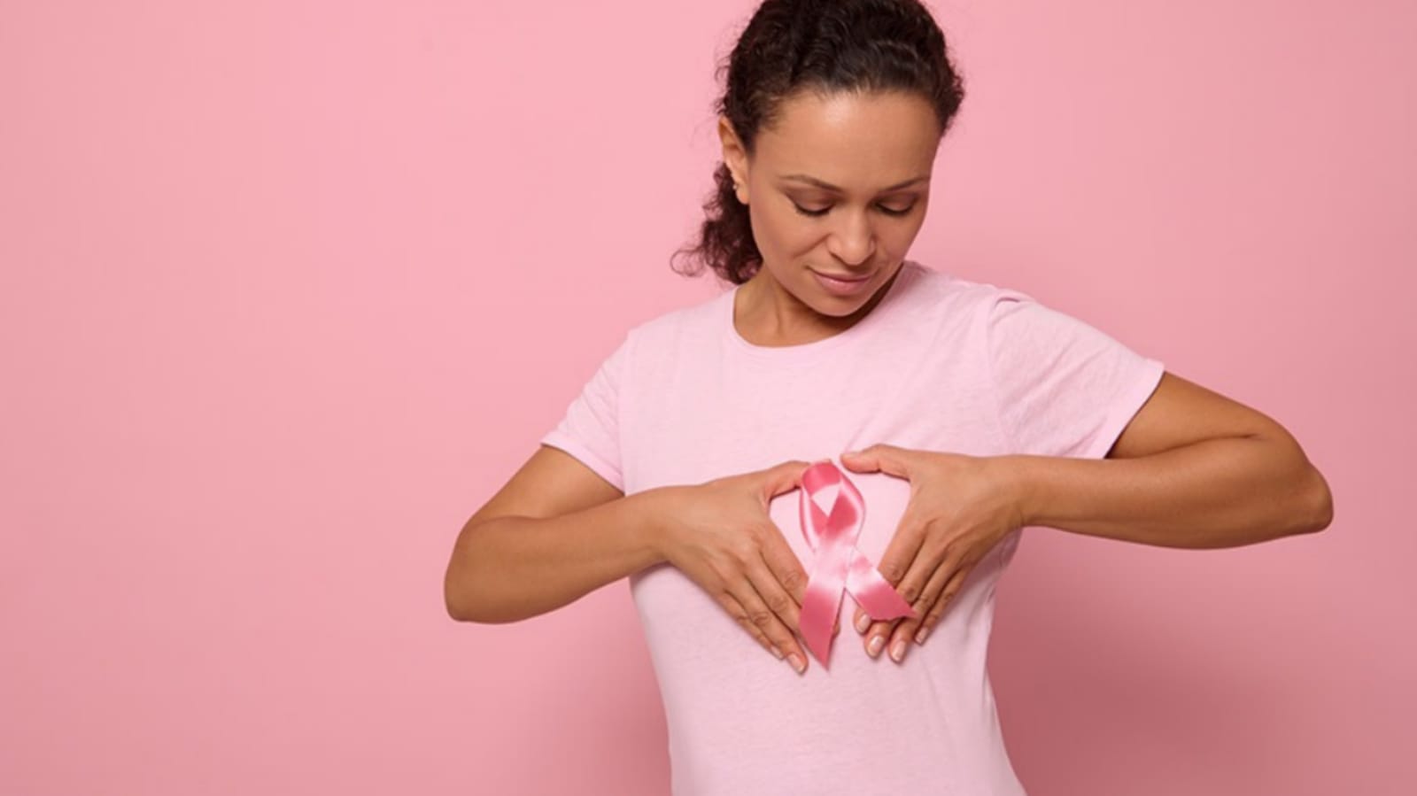 Mulher com roupa de campanha de Outubro Rosa