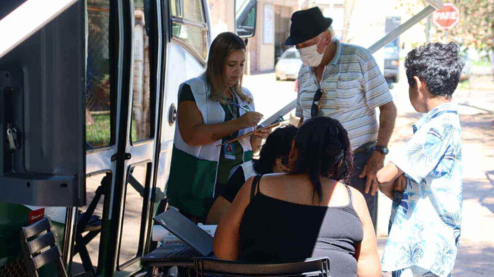 Funcionários da Prefeitura de Campo Limpo Paulista atendem moradores em uma ação de serviço comunitário móvel no bairro. Funcionários da Prefeitura de Campo Limpo Paulista atendem moradores em uma ação de serviço comunitário móvel no bairro.