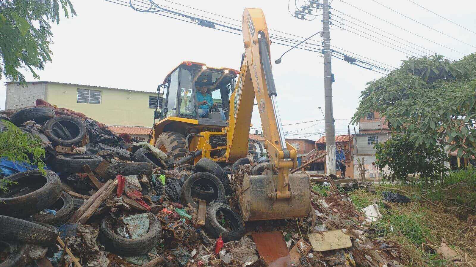 Limpeza em córrego de Campo Limpo Paulista