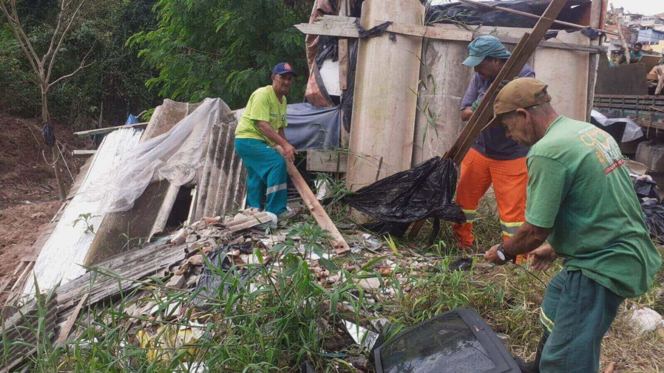 Limpeza em córrego de Campo Limpo Paulista