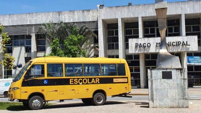 Ônibus escolar em frente de Paço Municipal de Campo Limpo Paulista