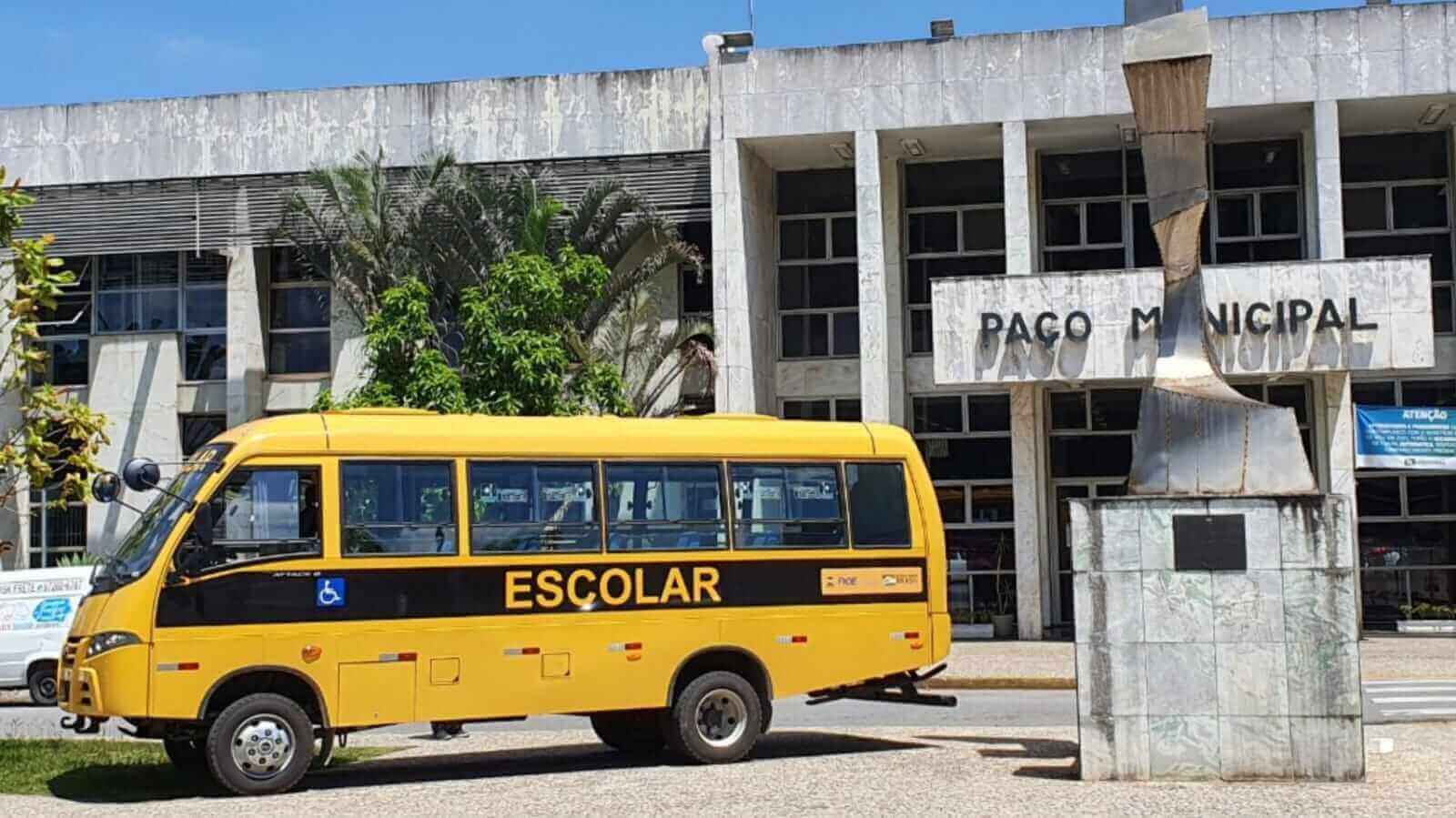Ônibus escolar em frente de Paço Municipal de Campo Limpo Paulista