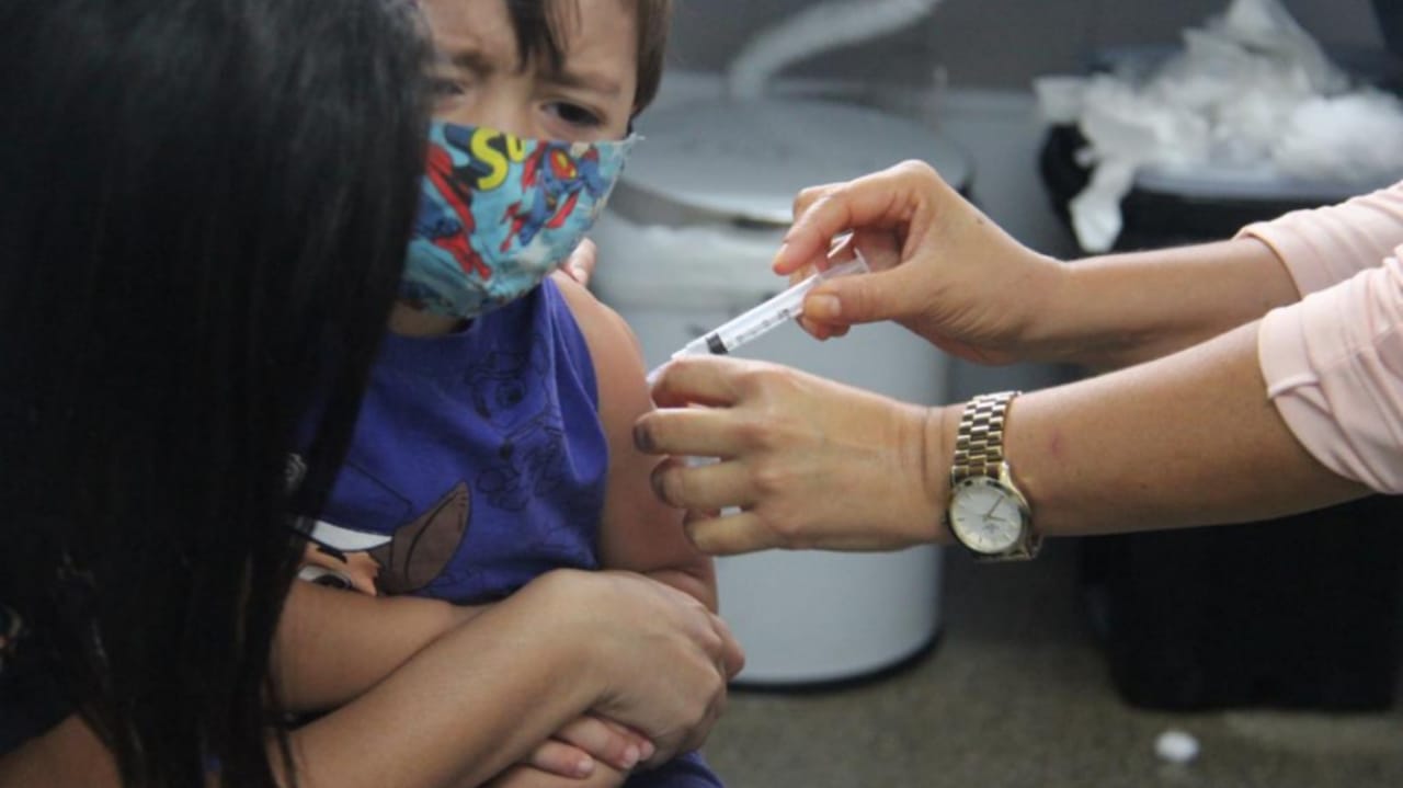 Criança sendo vacinada