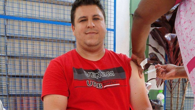 Homem sendo vacinado