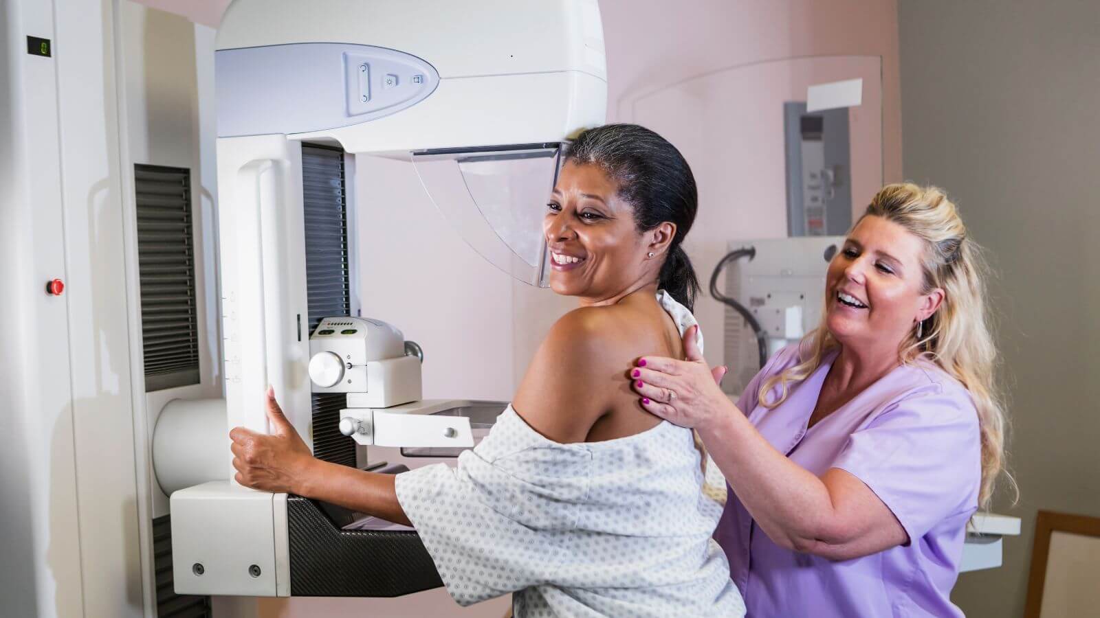 mulher fazendo mamografia