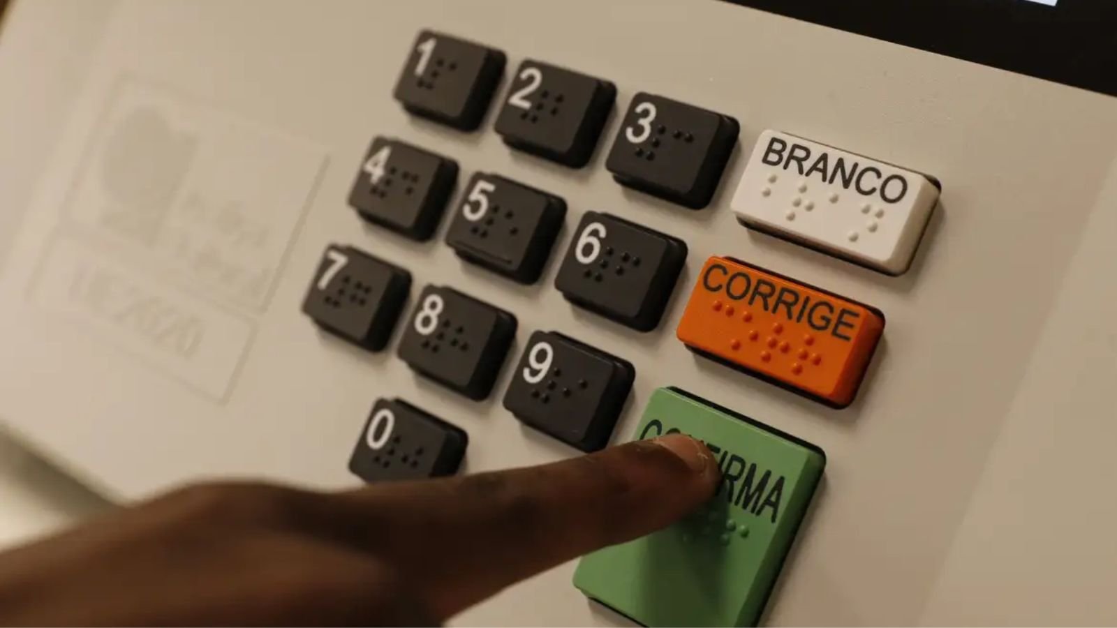 O ritmo de crescimento de candidaturas com identidade religiosa é 16 vezes maior que o aumento do total de candidaturas nos pleitos locais