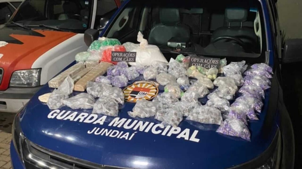 Carro da Guarda Municipal de Jundiaí com apreensão de drogas