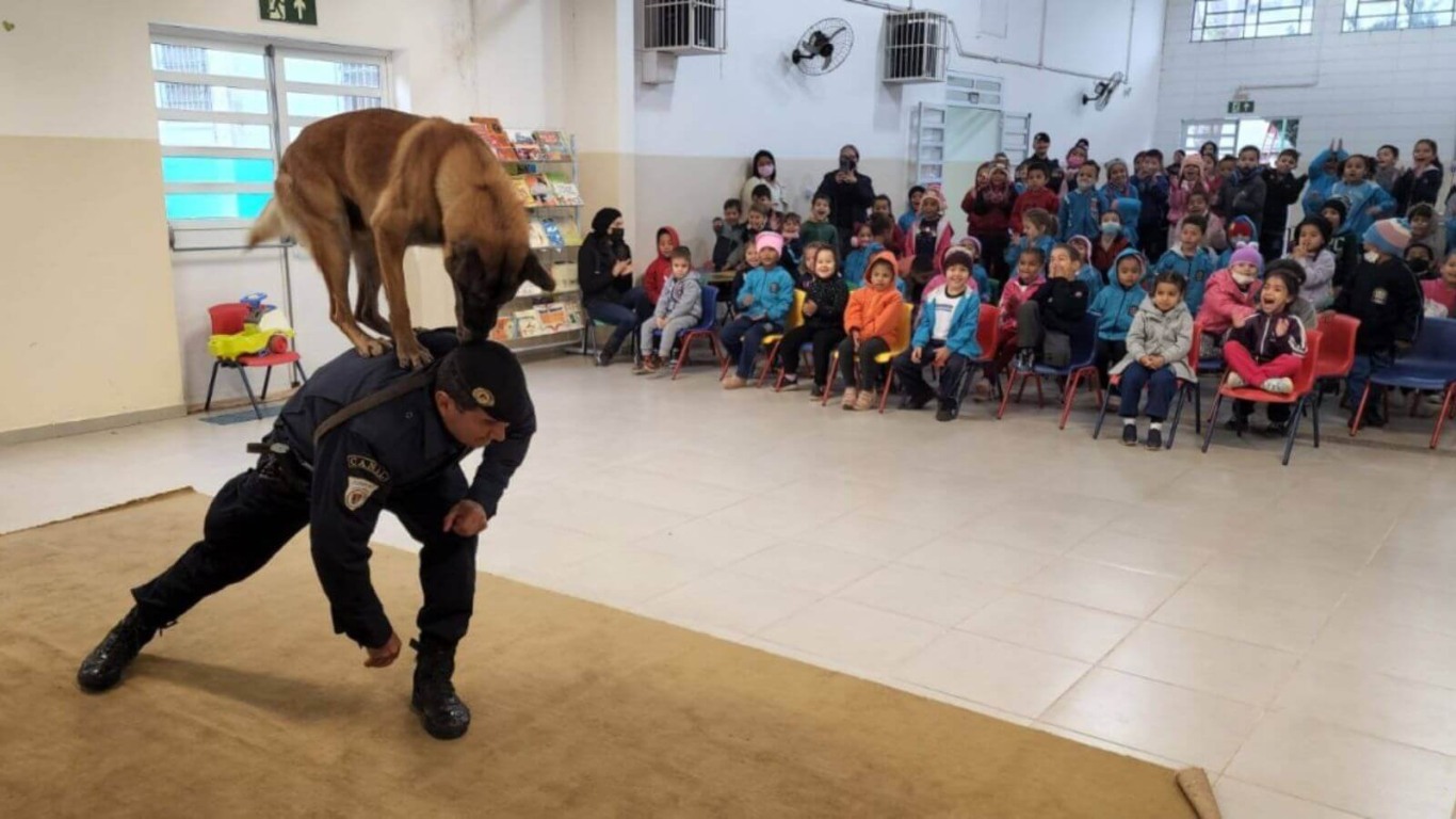 Guarda de Jundiaí com cachorro