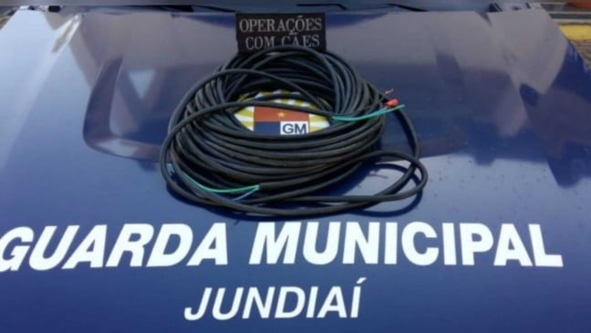 Fios em carro da Guarda Municipal de Jundiaí