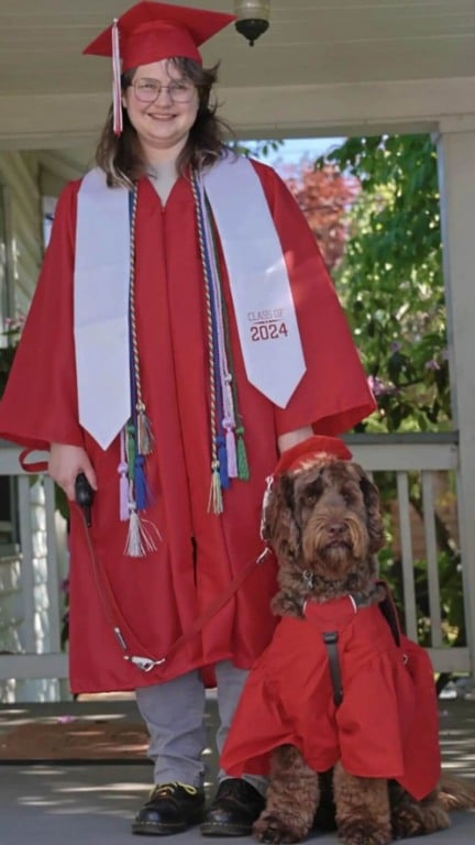 Cão de serviço em formatura do ensino médio