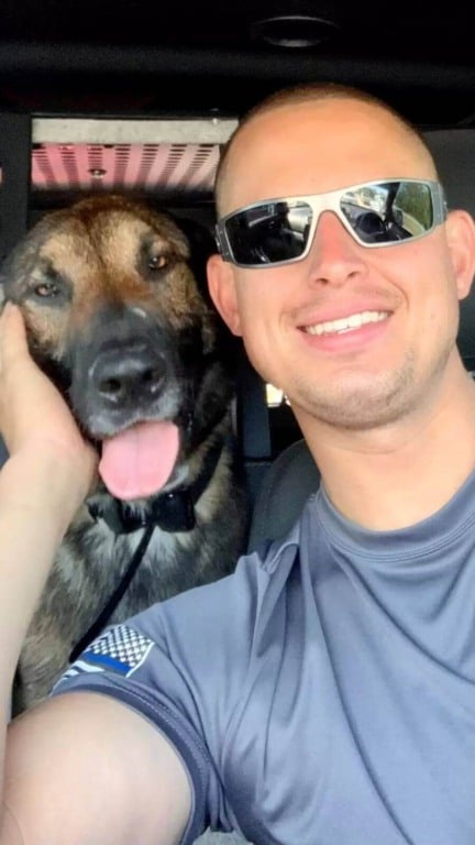 Cão policial se aposenta e recebe doce despedida da corporação