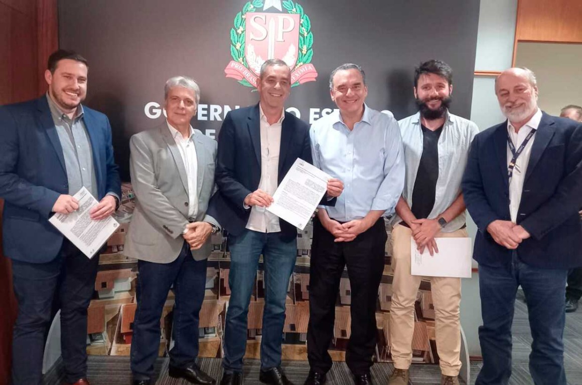 Prefeito assina convênio estadual para 100 residências populares