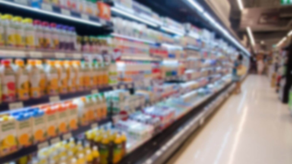 Prateleiras em supermercado