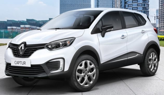 Veículo branco estacionado na frente de prédio