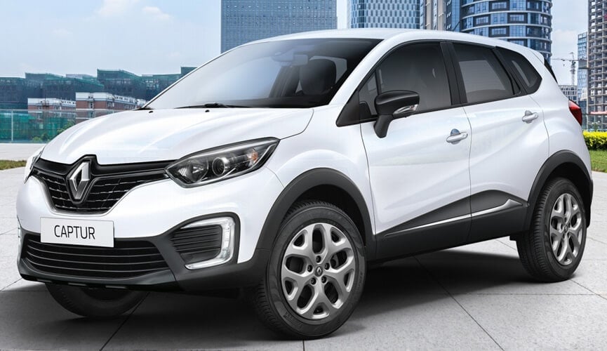 Veículo branco estacionado na frente de prédio