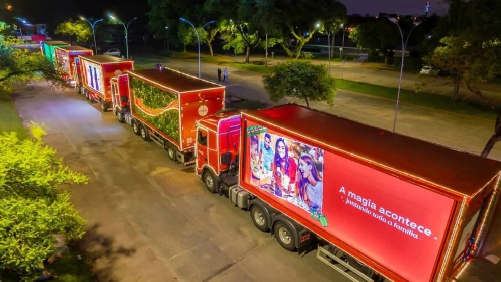 Caminhões iluminados de Natal da Coca-Cola Caminhões iluminados de Natal da Coca-Cola