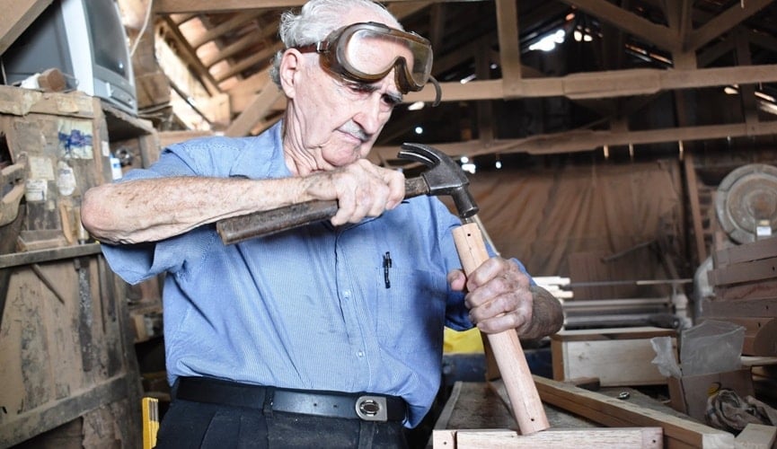 Carpinteiro já fez e doou mais de 10 mil muletas e 4 mil bengalas em 48 anos