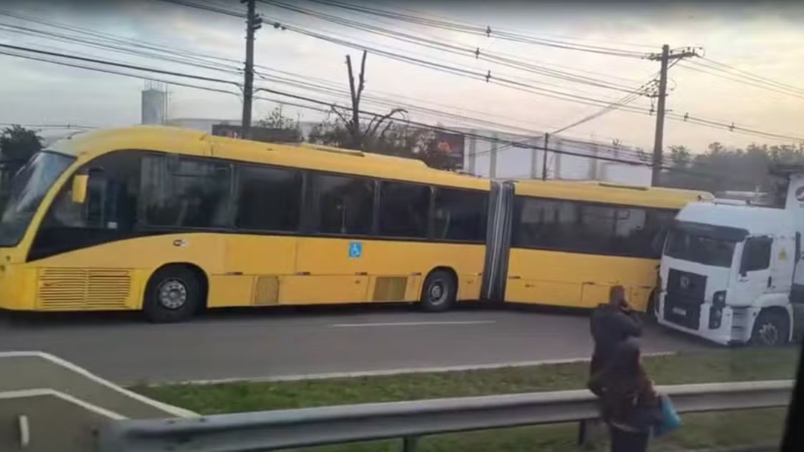 Ônibus e carreta
