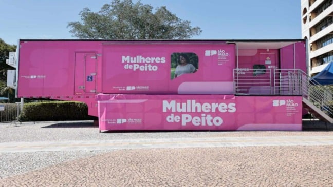 Carreta da mamografia estacionada em Jundiaí.