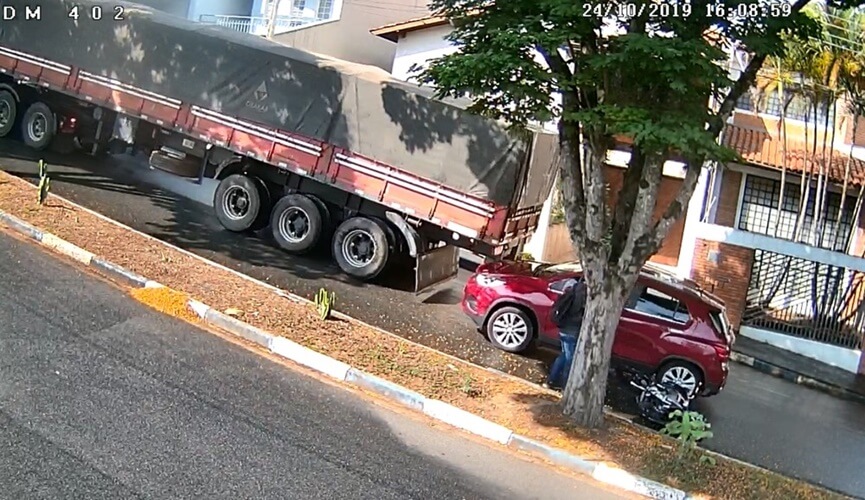 Carreta não consegue subir ladeira e provoca acidente em Itatiba