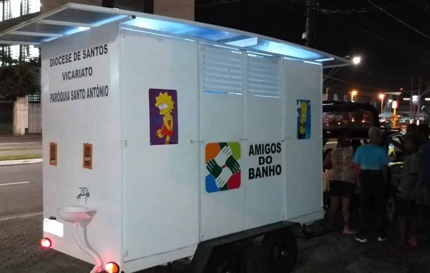 Carreta oferece banho para moradores de rua em Praia Grande