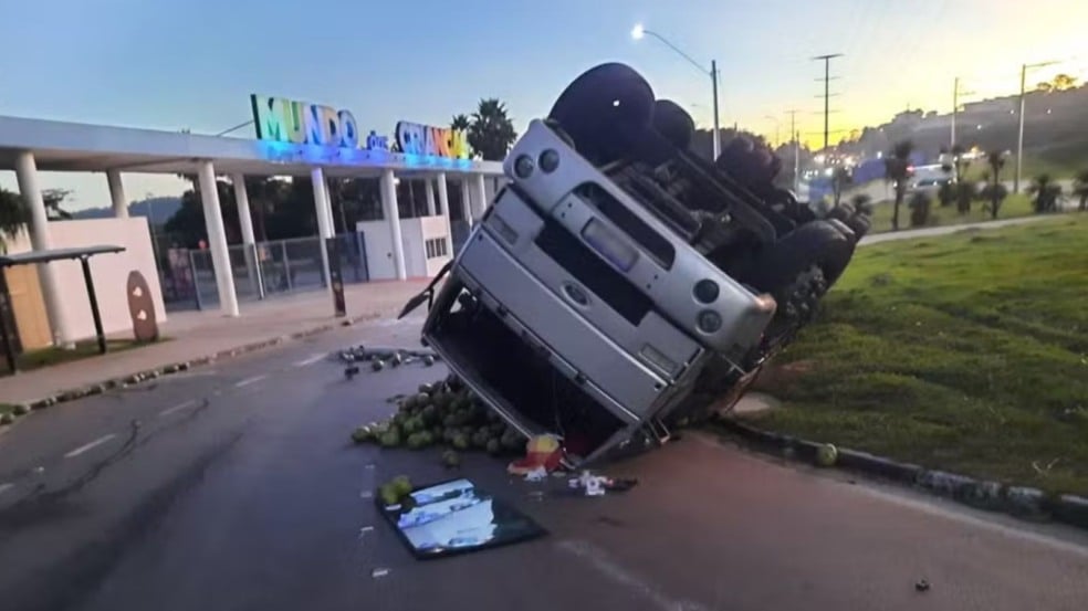 Carreta tombada em frente ao Mundo das Crianças, em Jundiaí