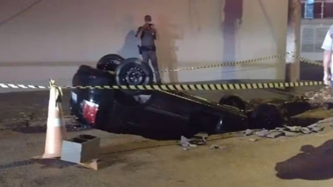 Carro cai com as rodas para cima em buraco de obra em Jundiaí