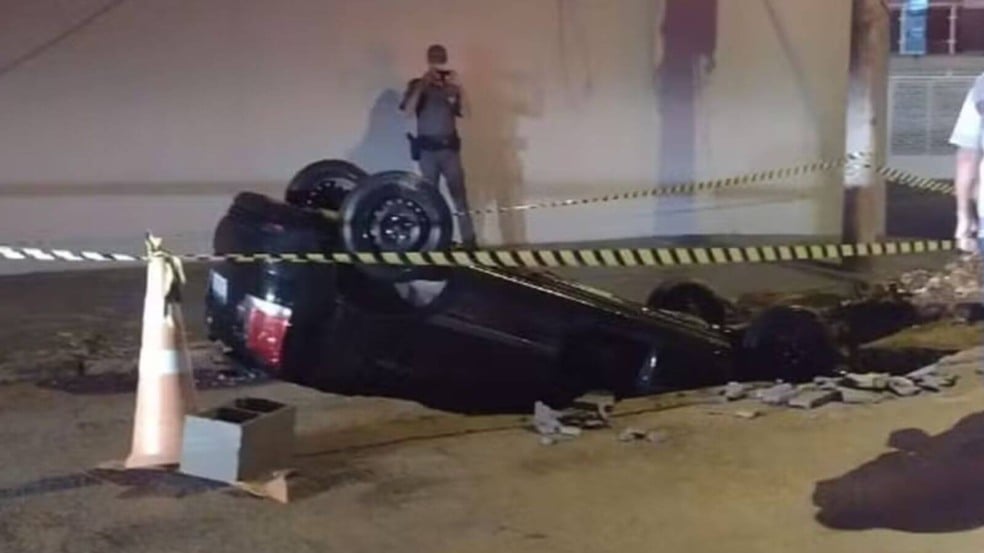 Carro cai com as rodas para cima em buraco de obra em Jundiaí Carro cai com as rodas para cima em buraco de obra em Jundiaí