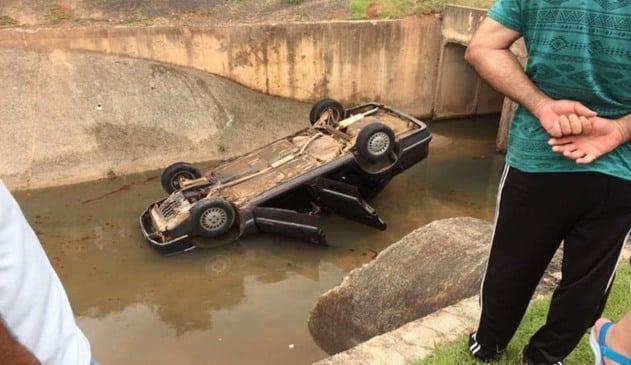 Carro cai dentro do córrego do Bertioga em Várzea Paulista
