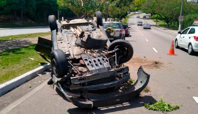 Carro capota na avenida dos Imigrantes Italianos