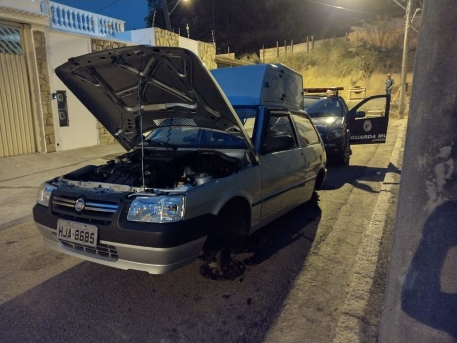 Veículo com produto de furto sendo desmontado.