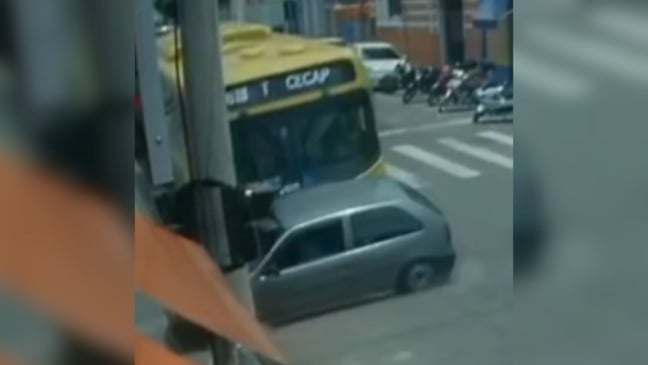 Carro e ônibus se envolvem em acidente no Centro de Jundiaí