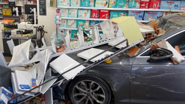 Carro invade farmácia em Jundiaí