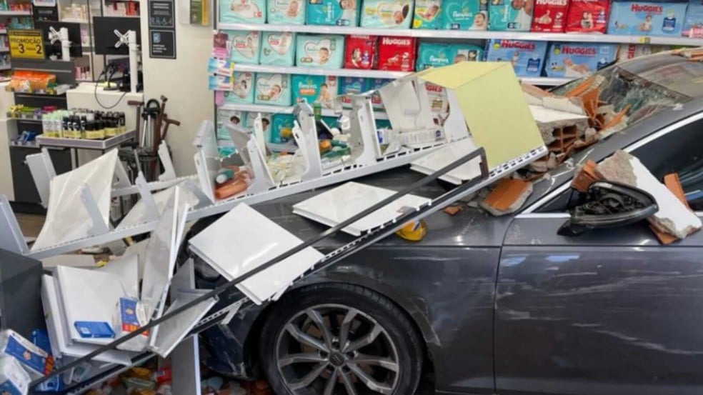Carro invade farmácia em Jundiaí
