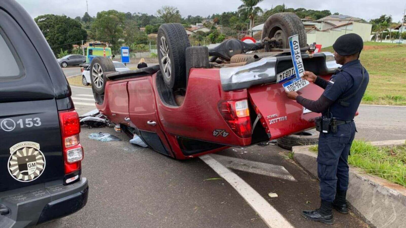 Carro roubado em Campinas capota durante fuga em Jundiaí1