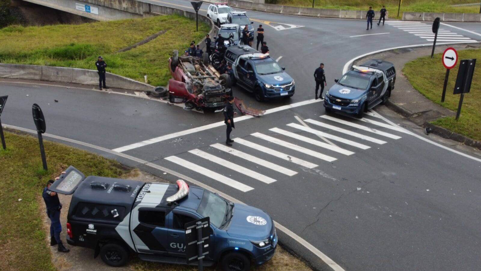 Carro roubado em Campinas capota durante fuga em Jundiaí1