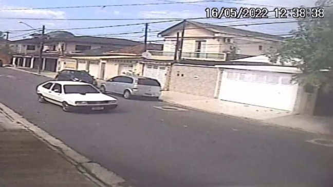 Câmera de monitoramento registrou carro que aplicou o golpe do ovo em Guarujá, no litoral de SP. (Foto: Arquivo Pessoal)