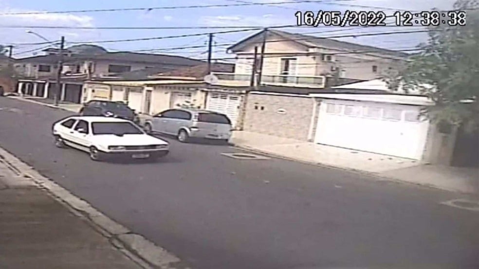 Câmera de monitoramento registrou carro que aplicou o golpe do ovo em Guarujá, no litoral de SP. (Foto: Arquivo Pessoal)