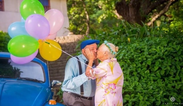 Casal comemora bodas de vinho Casal comemora bodas de vinho